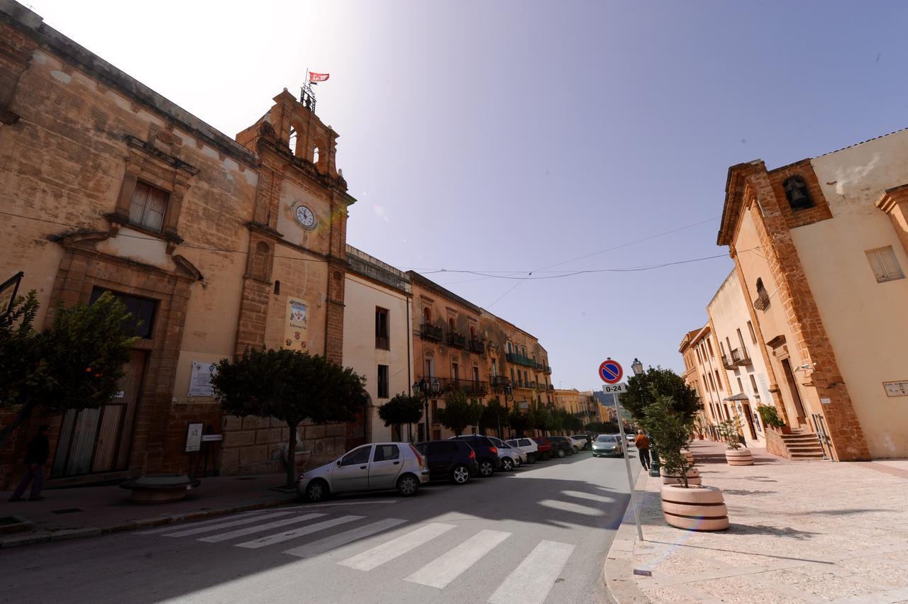 Bed and Breakfast Il Cortile Del Marchese Beccadelli Самбука-ди-Сицилия Экстерьер фото