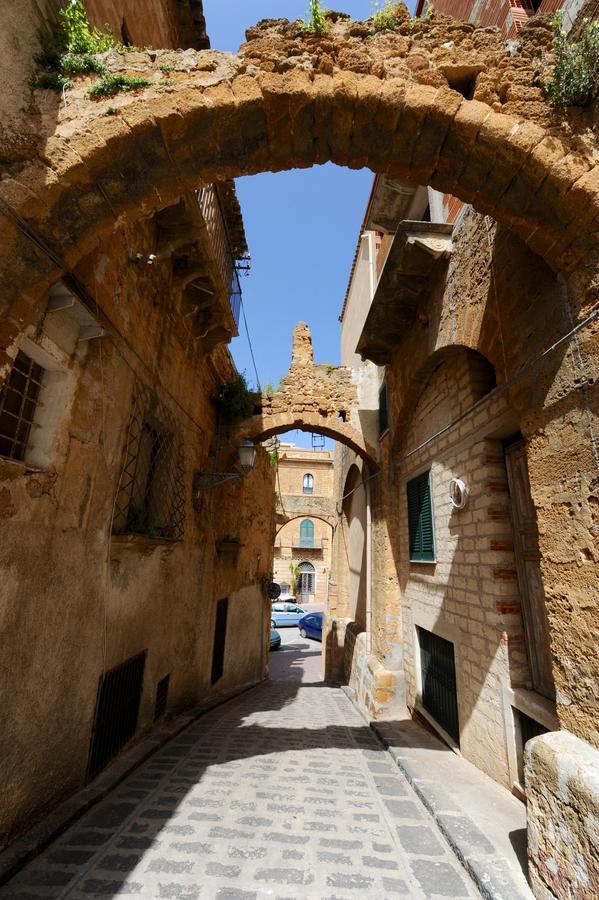 Bed and Breakfast Il Cortile Del Marchese Beccadelli Самбука-ди-Сицилия Экстерьер фото